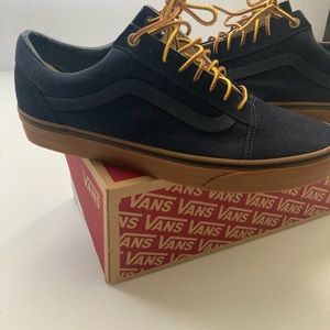 Vans Navy Shoe With Gum Bottom